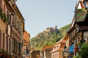 Village typique alsacien avec vue sur le château du Haut-Koenigsbourg sur la route des vins d'Alsace