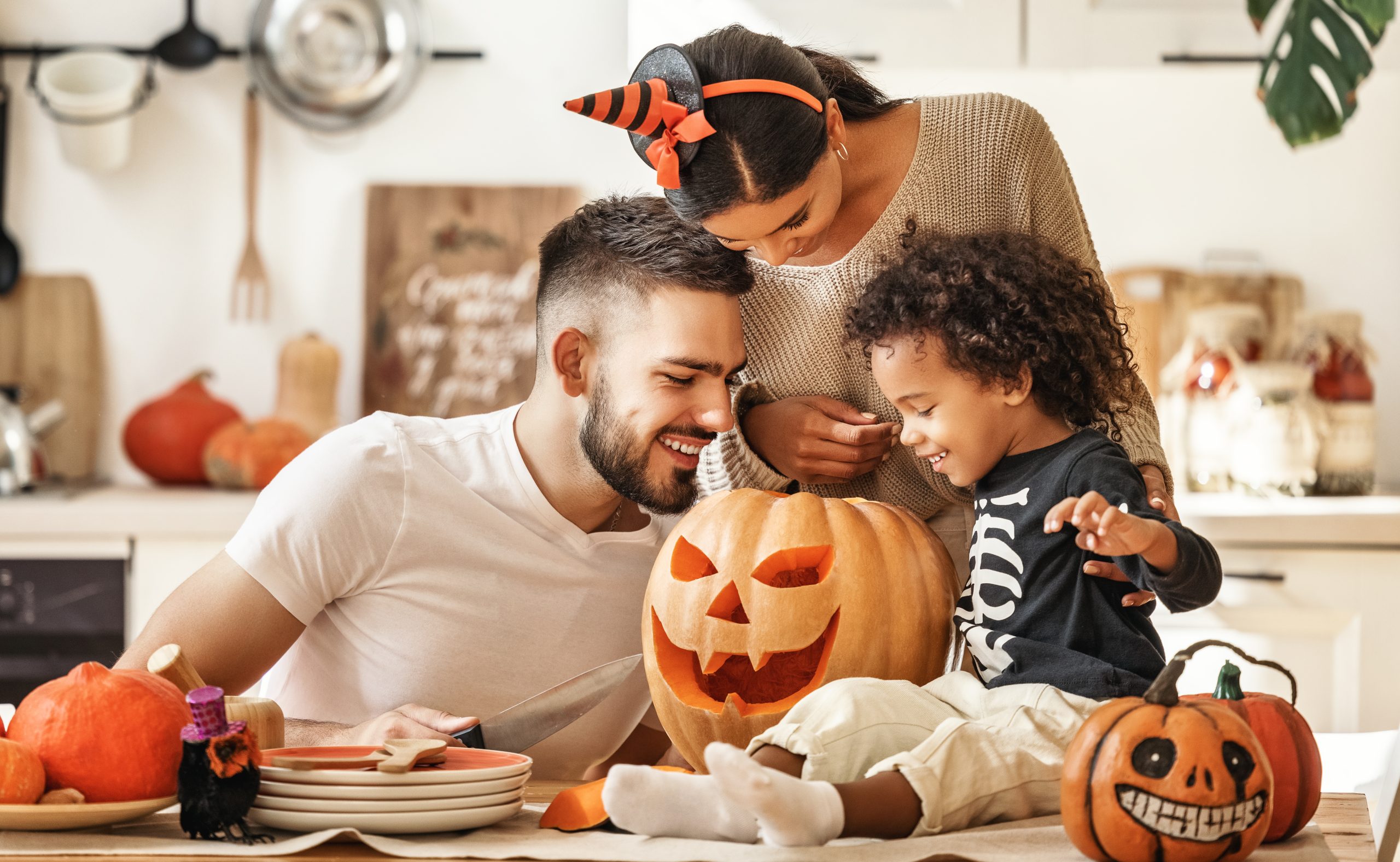 famille qui creuse une citrouille d'halloween