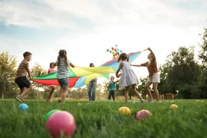 Enfants qui jouent en plein air