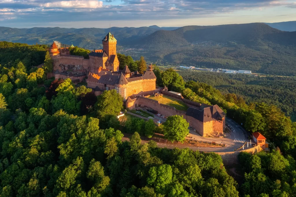 Vue ensoleillée sur le château du Haut Koenigsbourg, Alsace, Route des vins