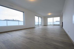 Lumineuse pièce à vivre en attique, appartement neuf