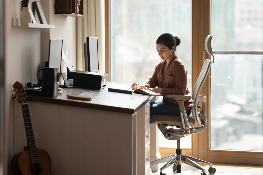 Télétravail : 7 astuces pour aménager un espace bureau idéal dans un appartement neuf