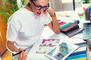 femme au bureau